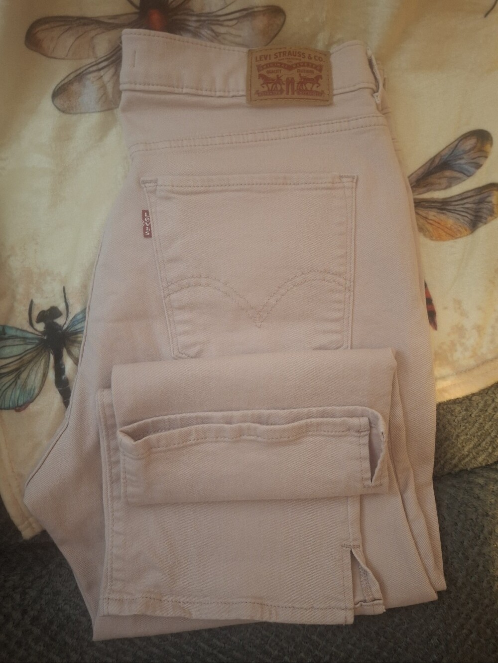Classic Women's Capri Jeans in Light Pink